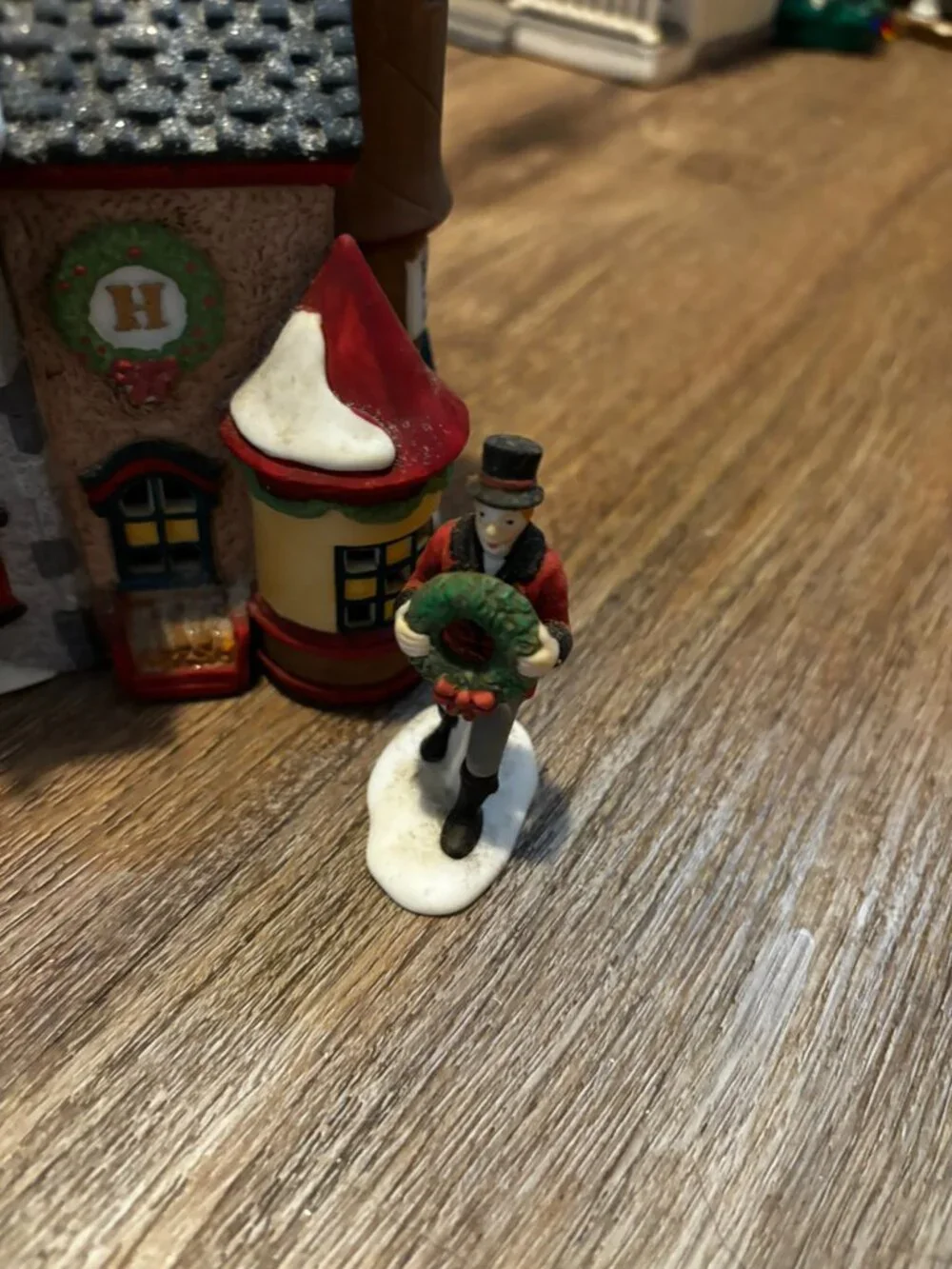 Department 56 Christmas village light up building Tassys Mittens